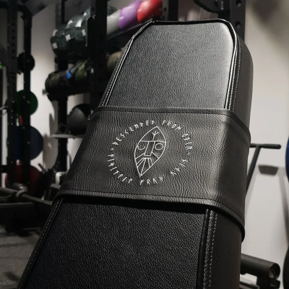 Primal Strength housse banc musculation logo brodé